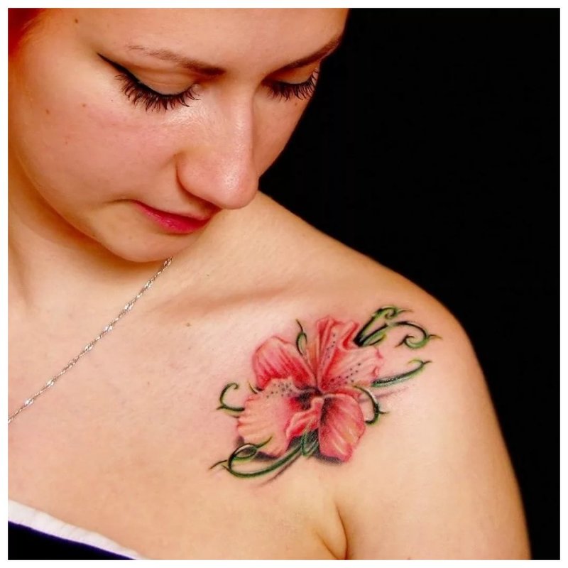 Vakker blomst - clavicle tatovering