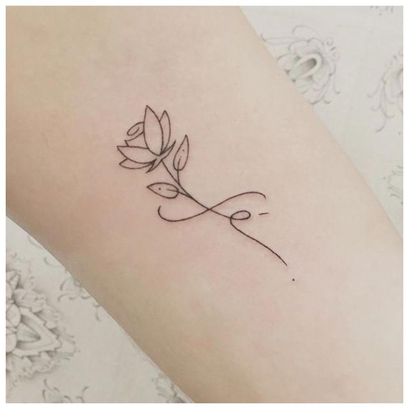 Elegantní květ - tetování na zápěstí