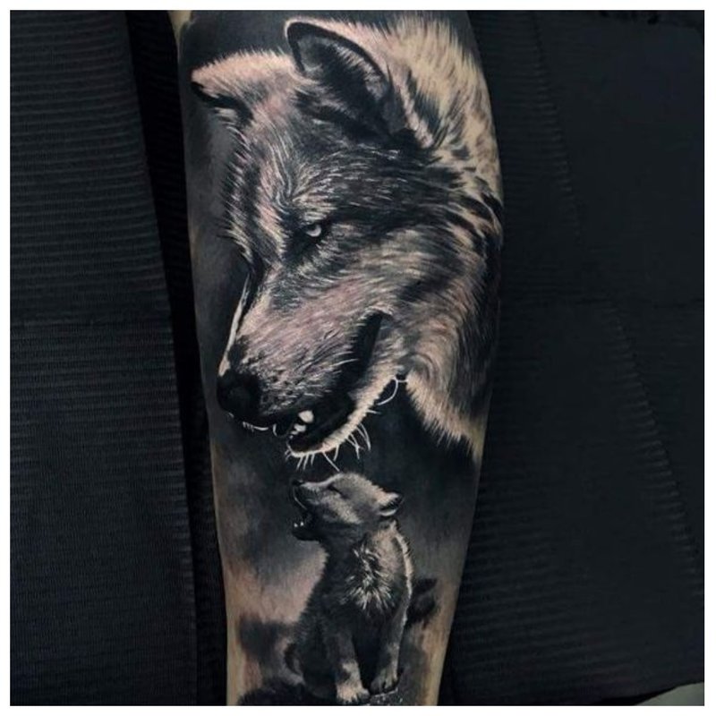 Mannlig ulve tatovering