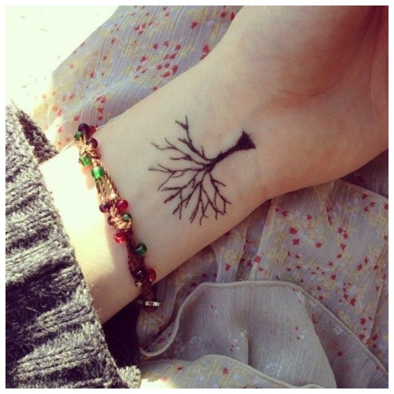 Krásný strom pro zápěstí tetování