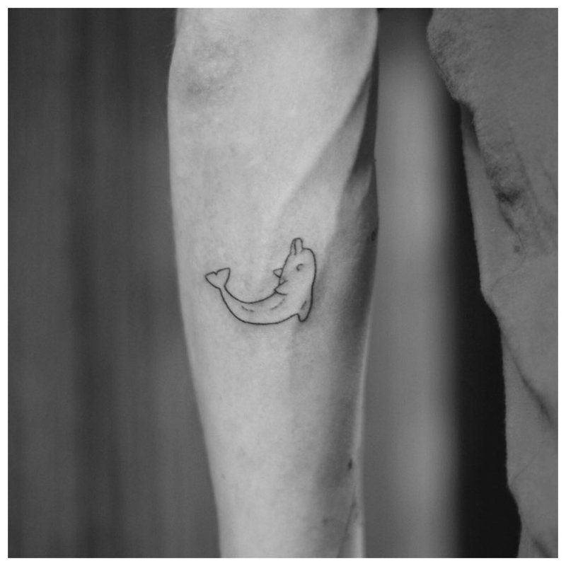 Liten fisk - tatovering på en manns underarm
