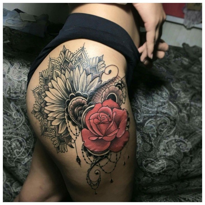 Fleur originale - tatouage de la hanche
