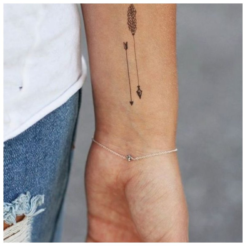 Jemné neobvyklé tetování pomocí šipek