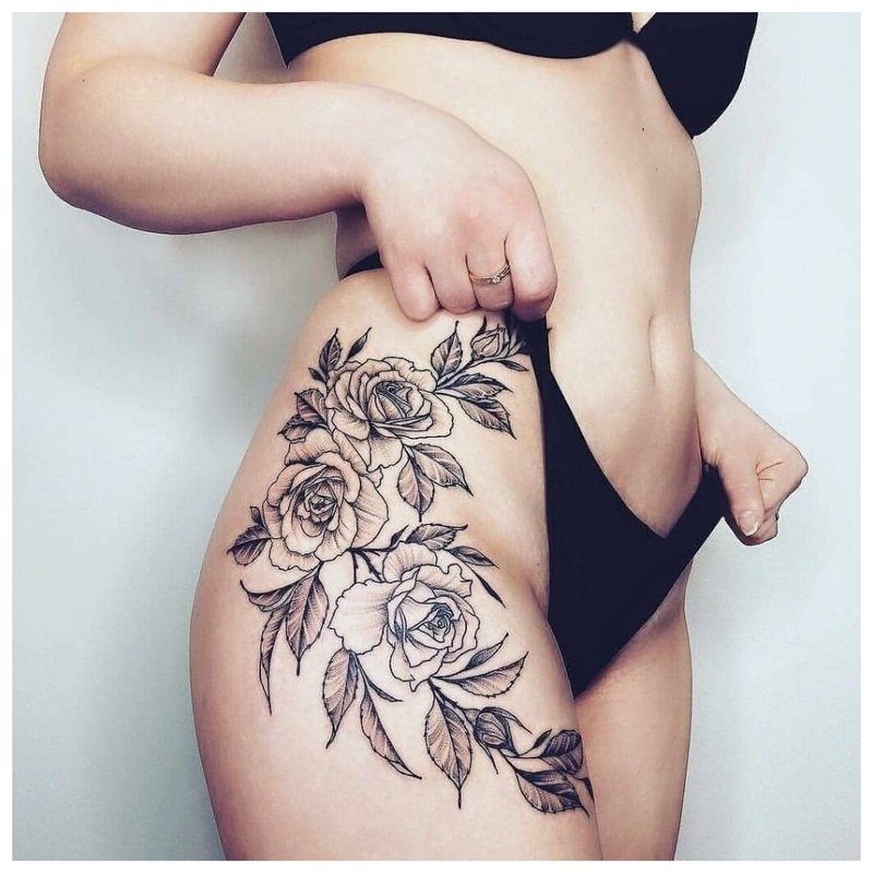 Tatouage de belle fleur sur la hanche