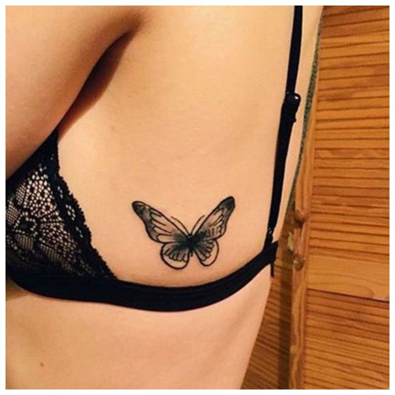 Butterfly tatovering på en jentes kropp