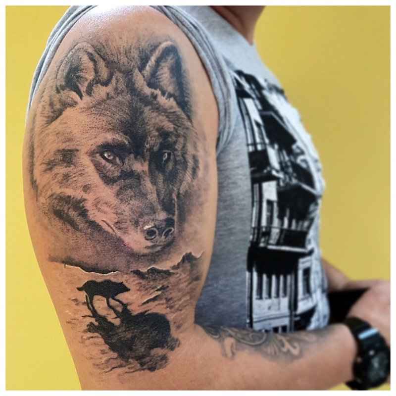 Visage de loup - tatouage sur l'épaule