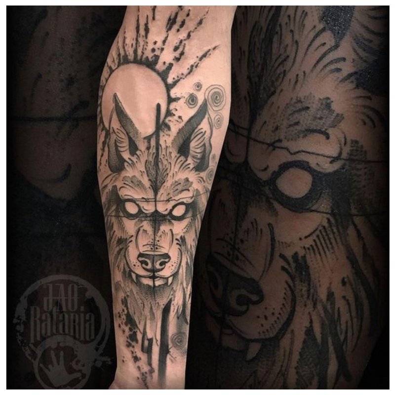 Tatouage de loup inhabituel sur le bras d’un homme