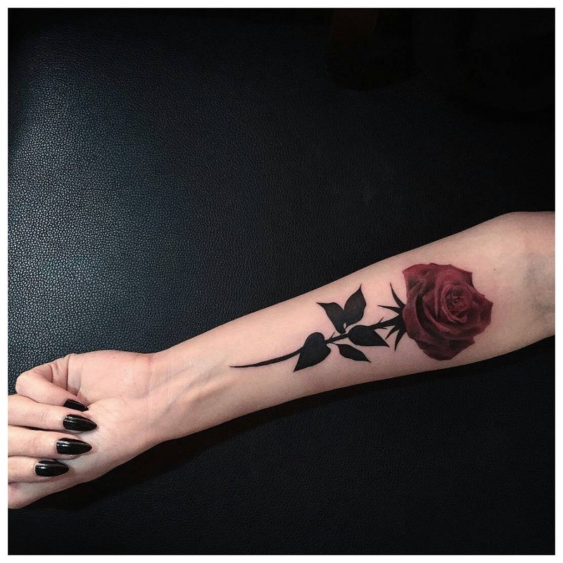 Rose på en jentes hånd - tatovering