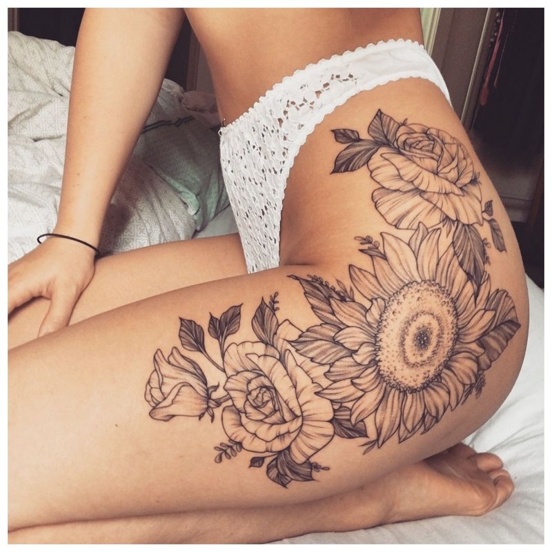 Stor blomst - tatovering på hoftejenta