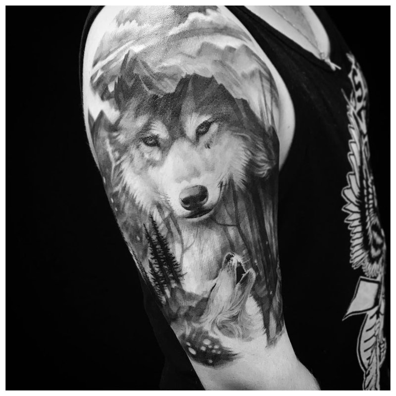 Tatouage de loup sur l'épaule d'un homme