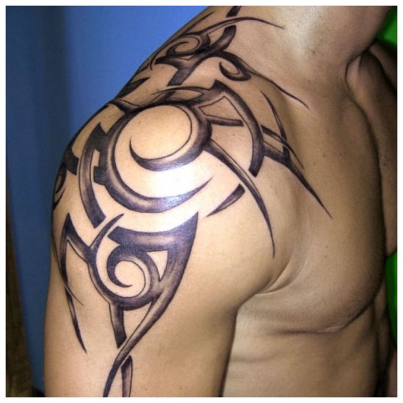 Tatuaj de umeri tribali