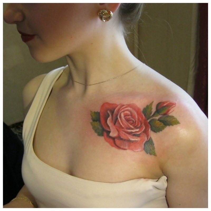 Grand tatouage sur la fleur de la clavicule