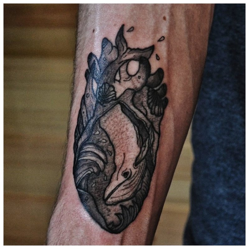 Uvanlig tatovering på en manns underarm