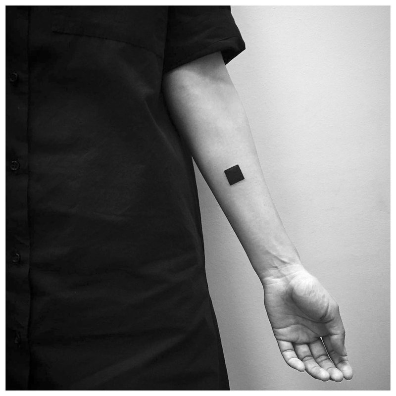 Enkel svart firkant - tatovering på armen til en mann
