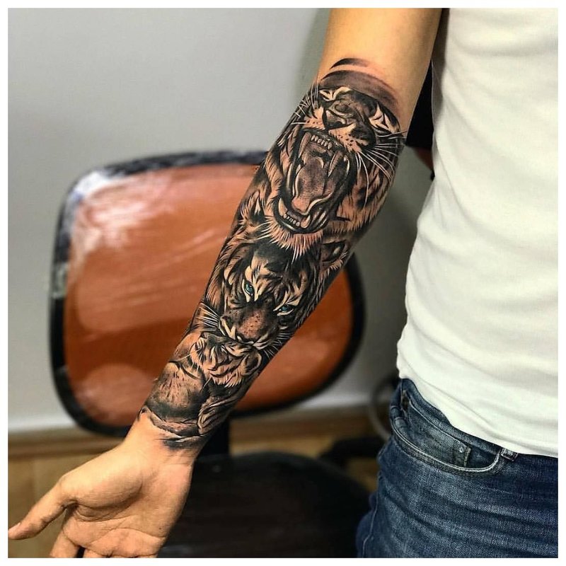 Tatouage sur le bras d'un homme