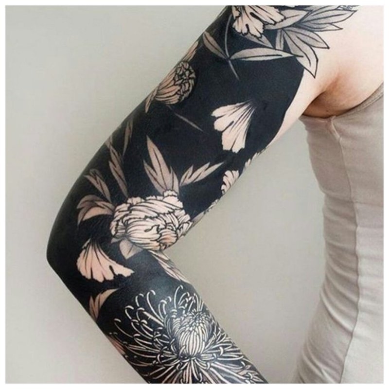 Tatuaje cu flori negre