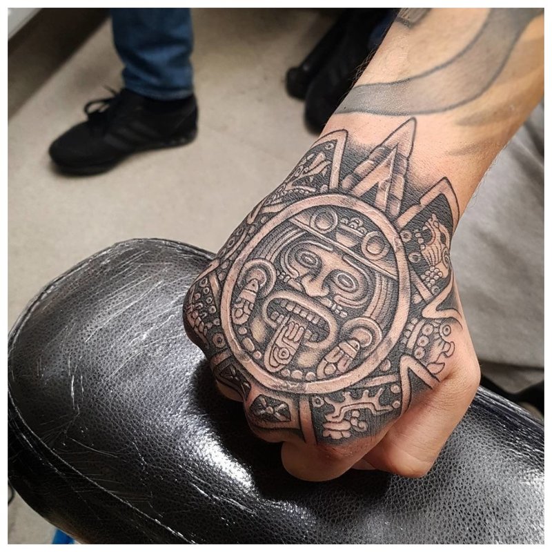 Mayan Tattoo på håndflaten