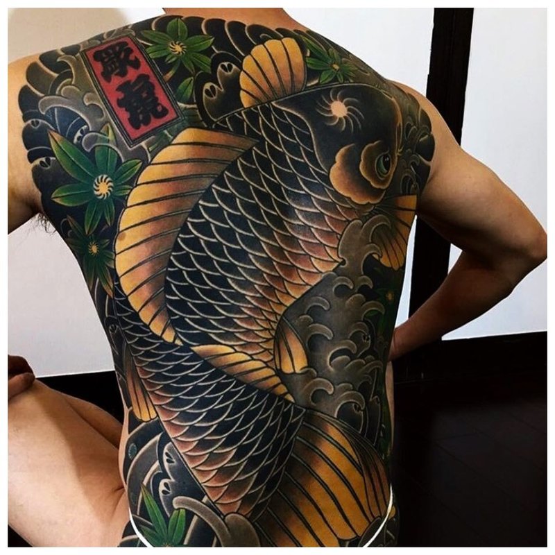 Tatuaj oriental pe spate