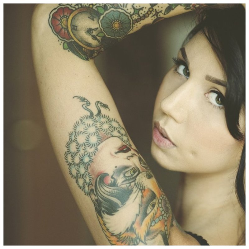 Lys tatovering for en jente