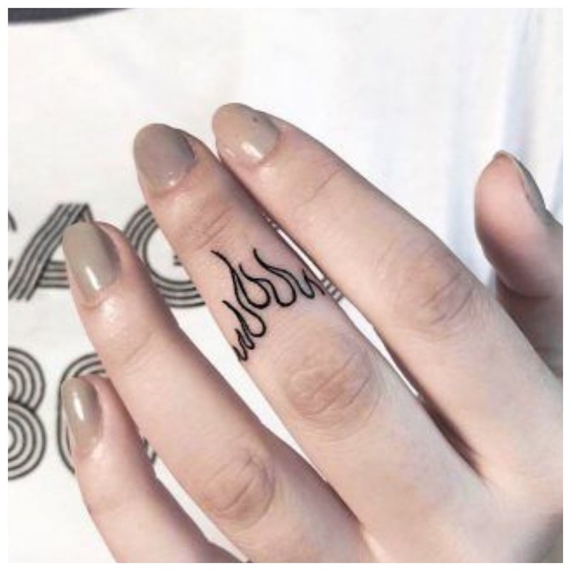 Finger tatovering