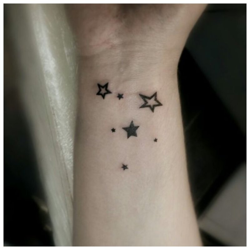Hvězdy - symbolické tetování zápěstí