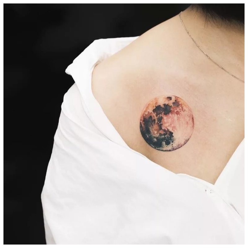 Grand tatouage de lune sur la clavicule