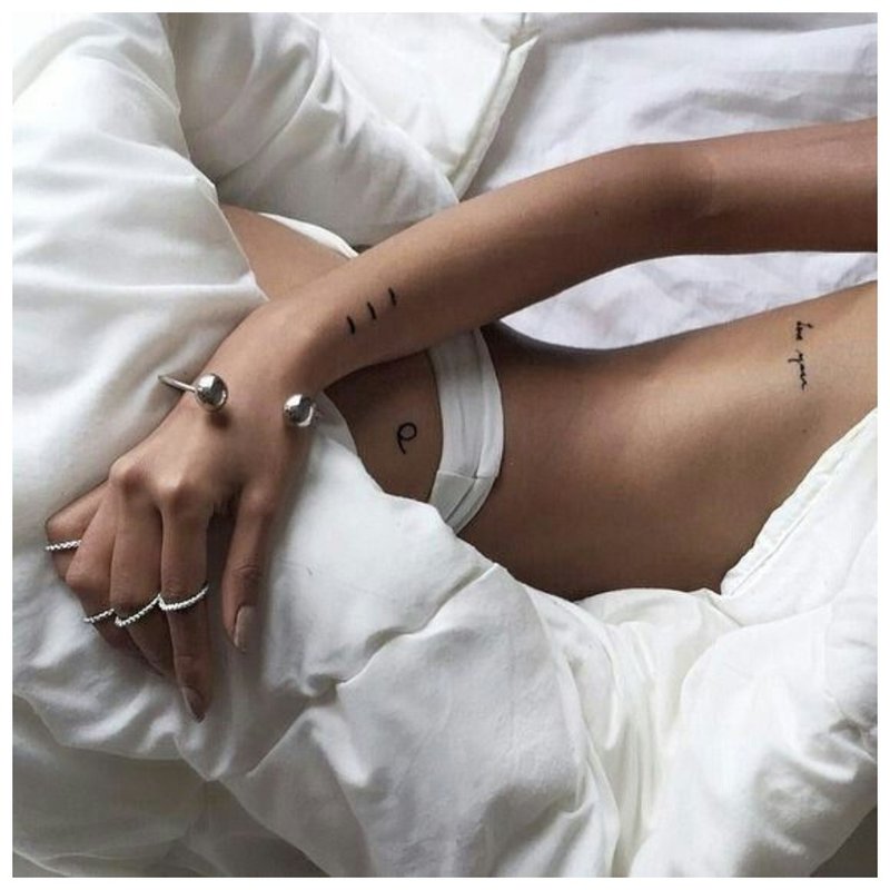 Petits tatouages ​​sur le corps d'une fille