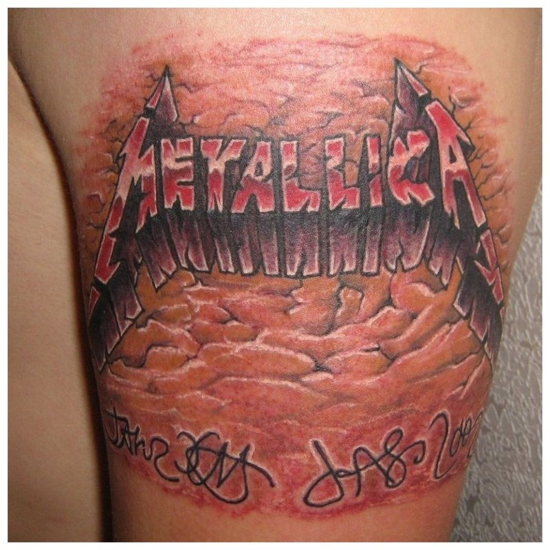 Inscription de tatouage avec le nom de votre groupe préféré