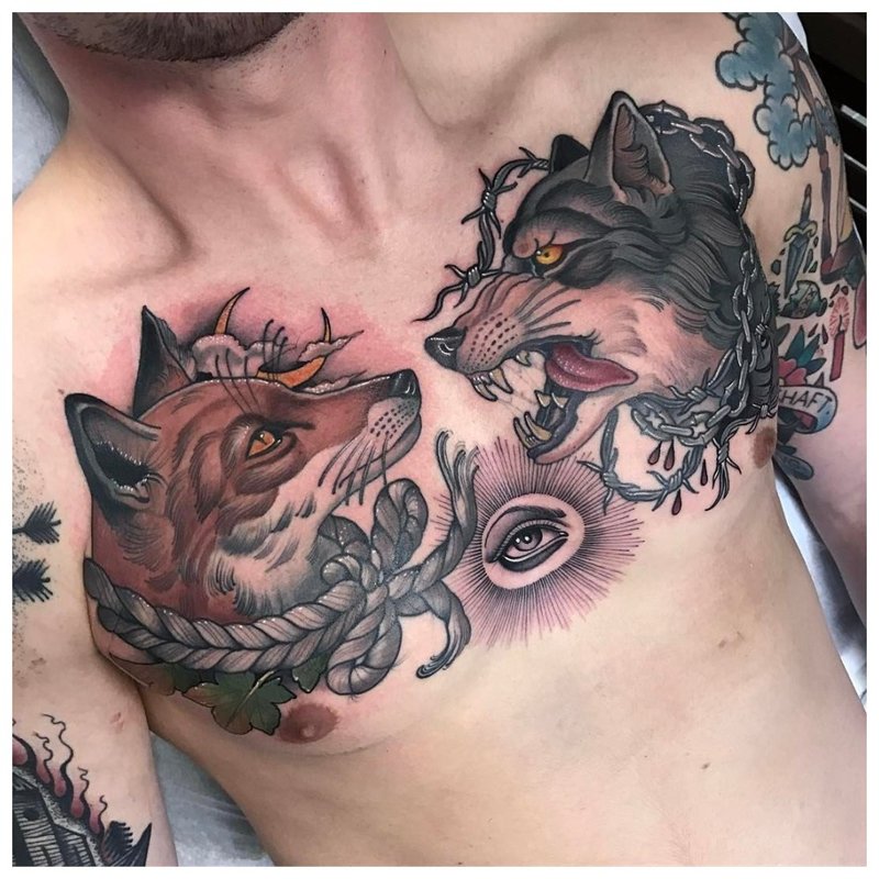 Dyr i skogen - tatovering på brystet til en mann