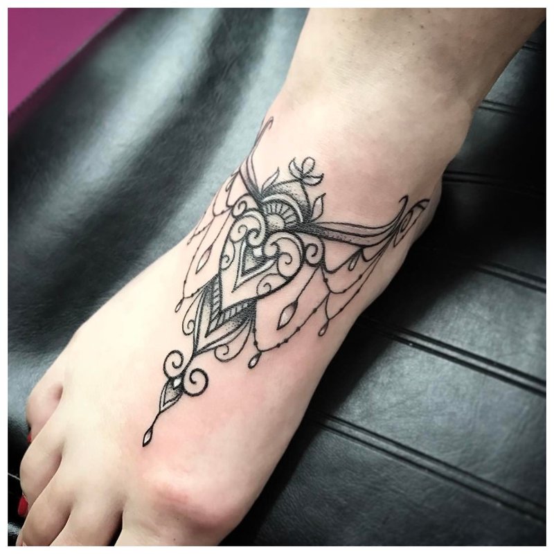 Etnisk tatovering på foten