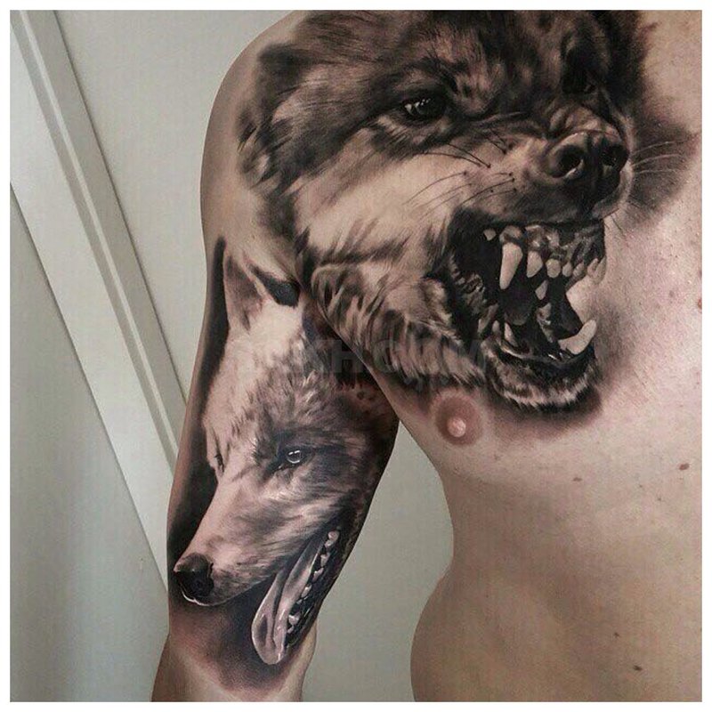 Sourire du loup - tatouage sur l'épaule