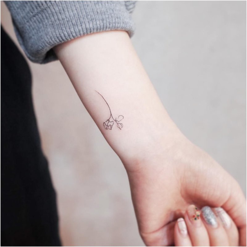 En linje blomster tatovering