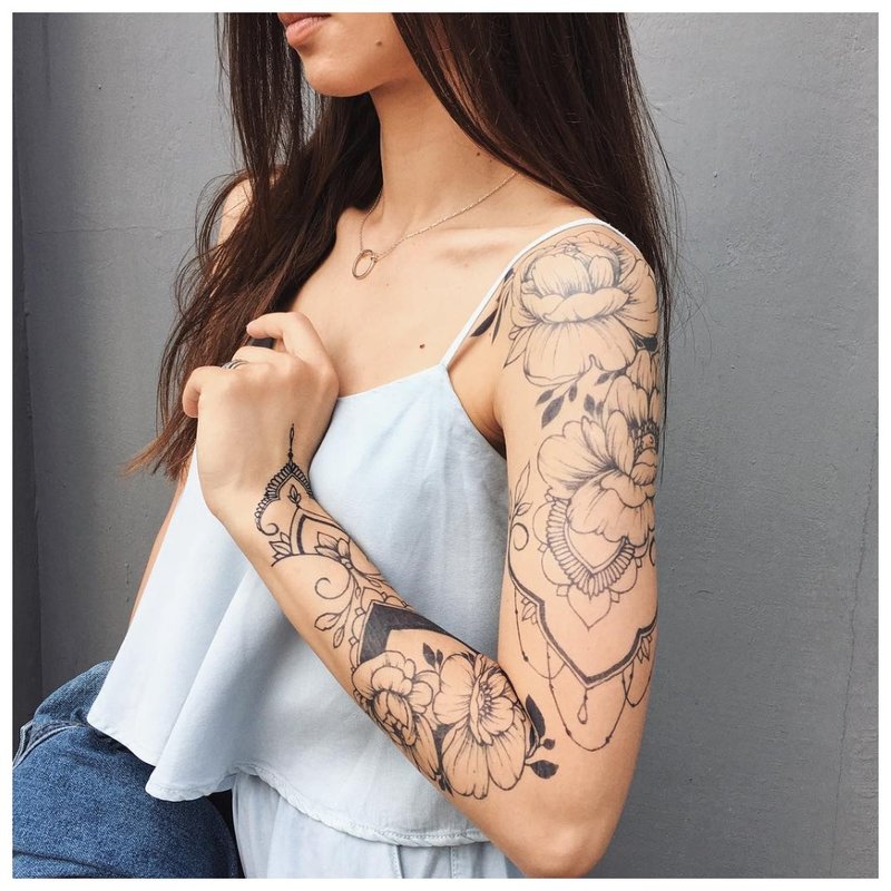 Kvinne full arm tatovering