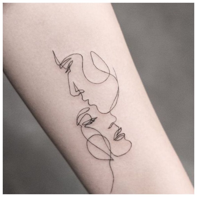 Couple - tatouage sur la main d'une fille