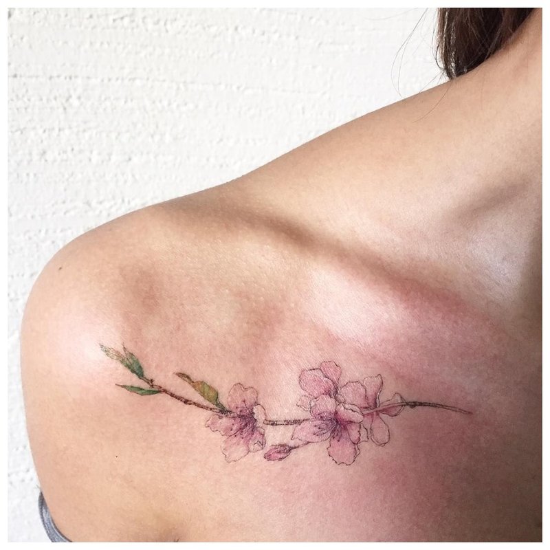 Delikat blomster tatovering på kragebeinet