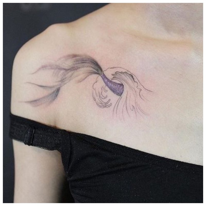 Uvanlig tatovering på kragebeinet til en jente