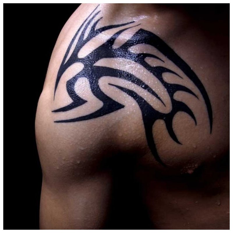 Tatuaj tribal cu umeri și claviculă