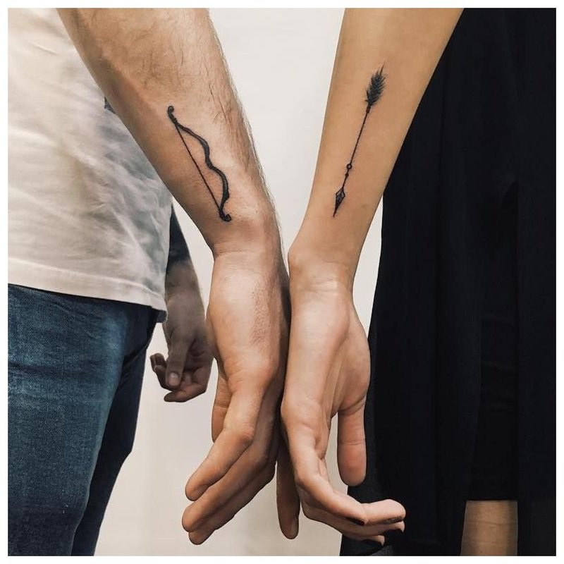 Couple amoureux tatouant sur le bras