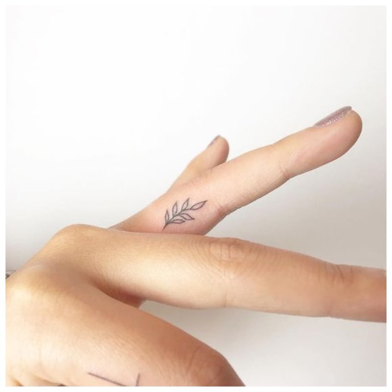 Fleur sur tatouage au doigt