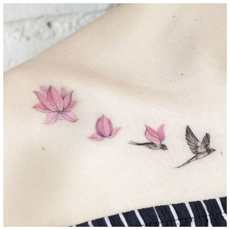 Fleur et oiseaux - tatouage doux
