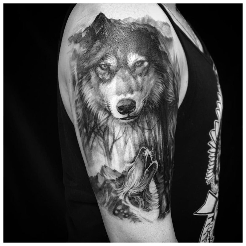 Wolf en noir - tatouage sur l'épaule