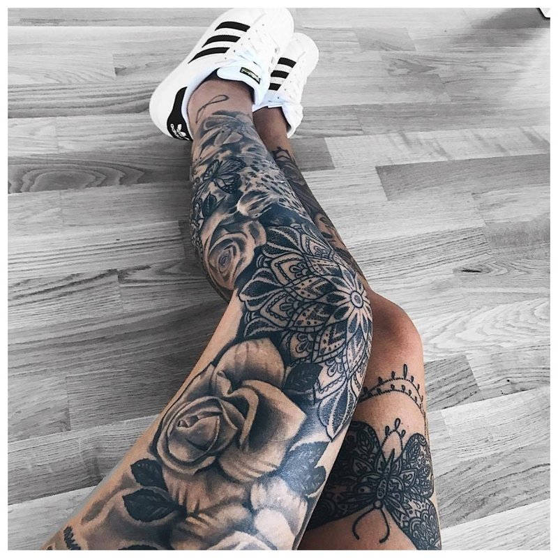 Tatouage sur toute la jambe avec des roses