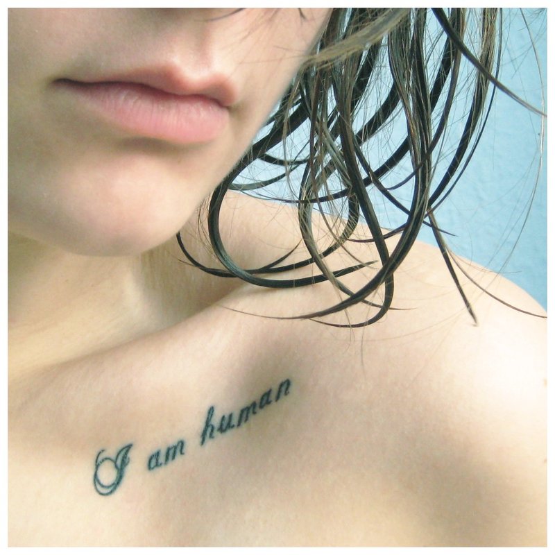 L'inscription sur l'épaule du tatouage