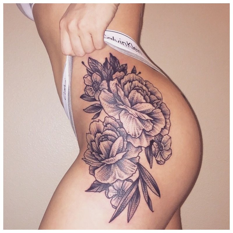 Sexy tatovering på hoften til en jente