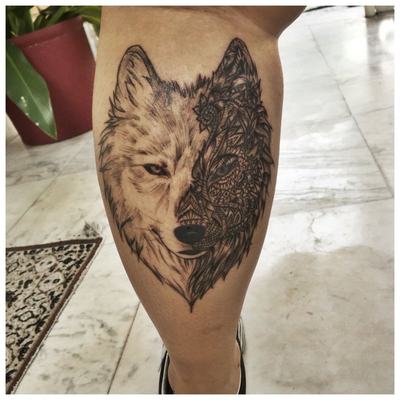 Beau tatouage de loup sur le mollet d'un homme