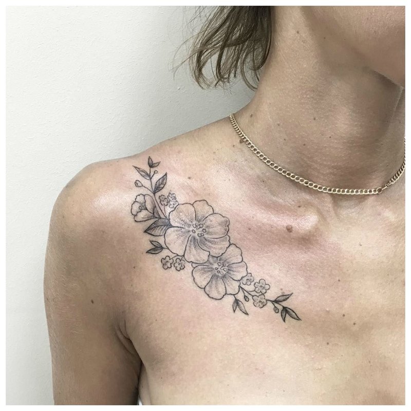 Thème de la fleur pour le tatouage de la clavicule