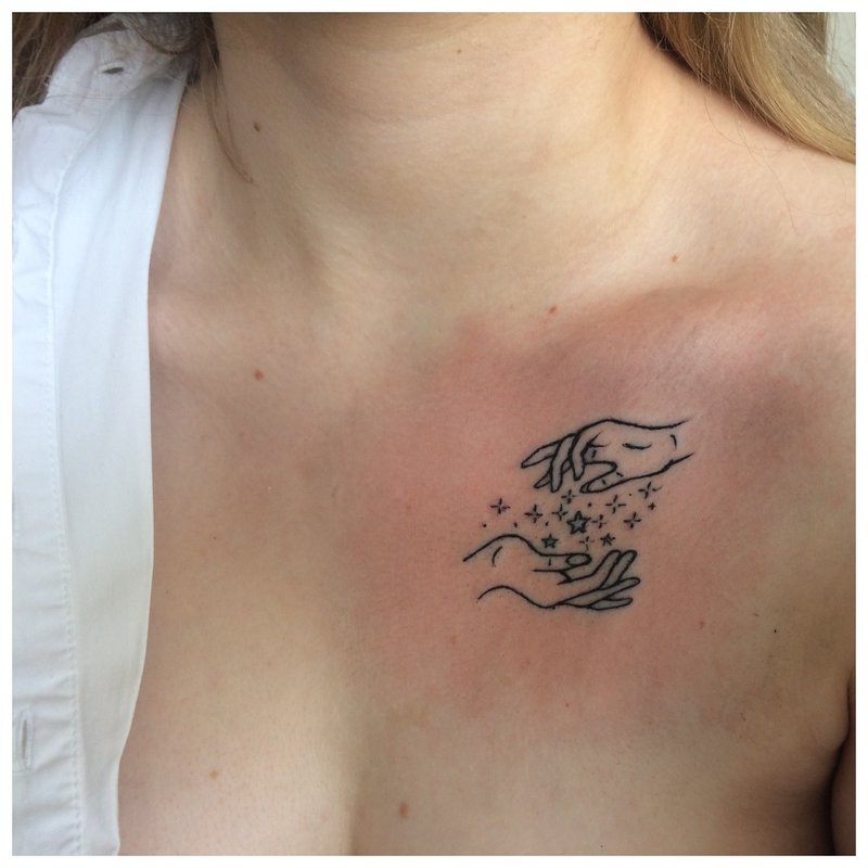To hender - tatovering under kragebeinet
