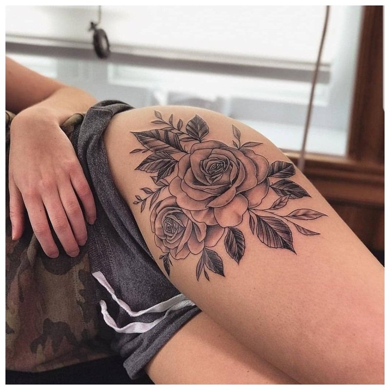 Grande fleur - tatouage de la hanche d'une fille
