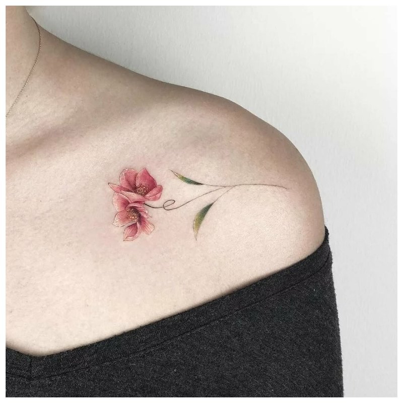 Blomstertema for clavicle tatovering
