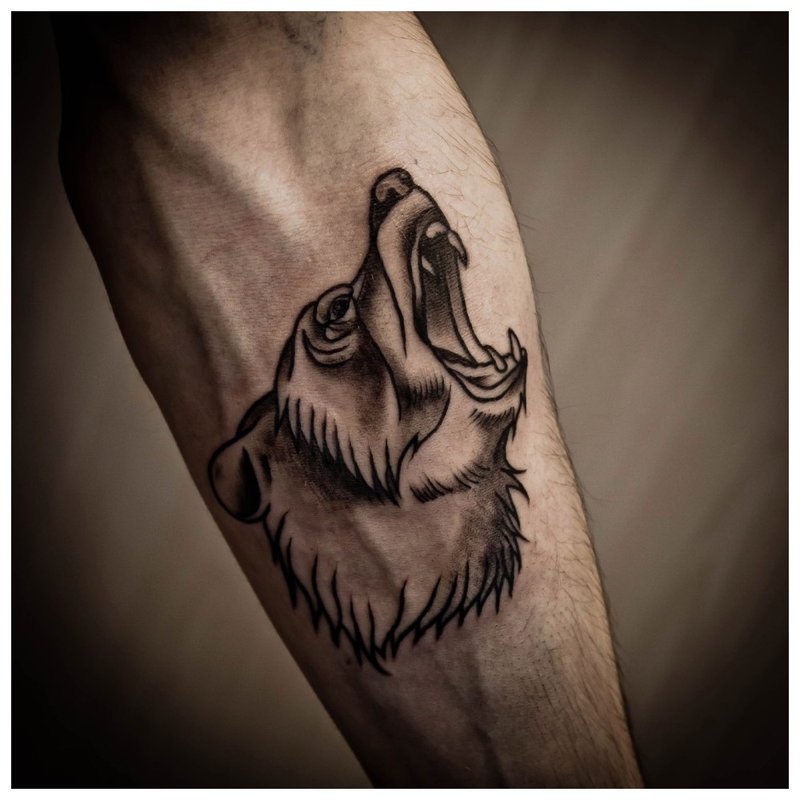 Tatouage animal sur l'avant-bras d'un homme